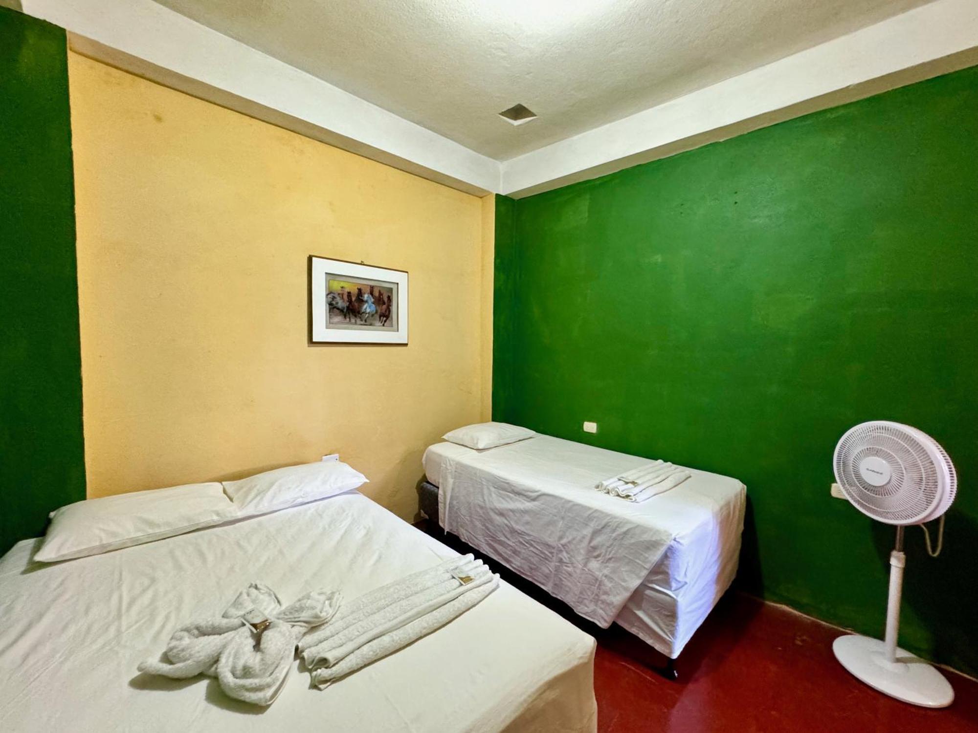 Hostal Los Girasoles By Hostal Inn ฟลอเรส ภายนอก รูปภาพ
