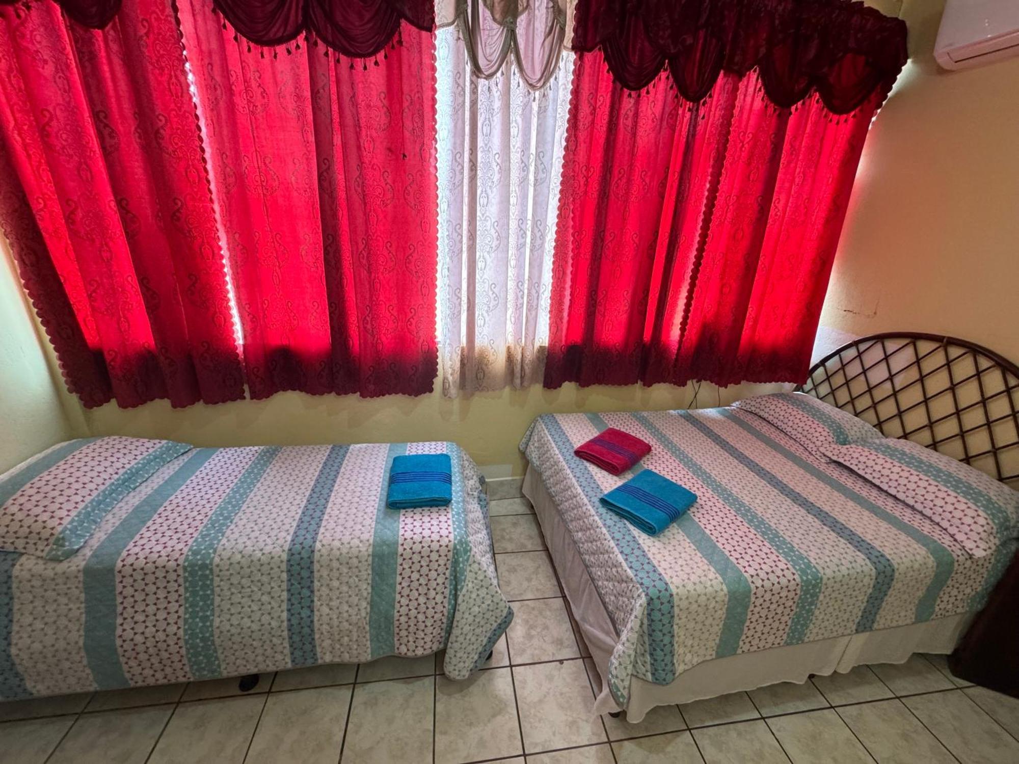 Hostal Los Girasoles By Hostal Inn ฟลอเรส ภายนอก รูปภาพ