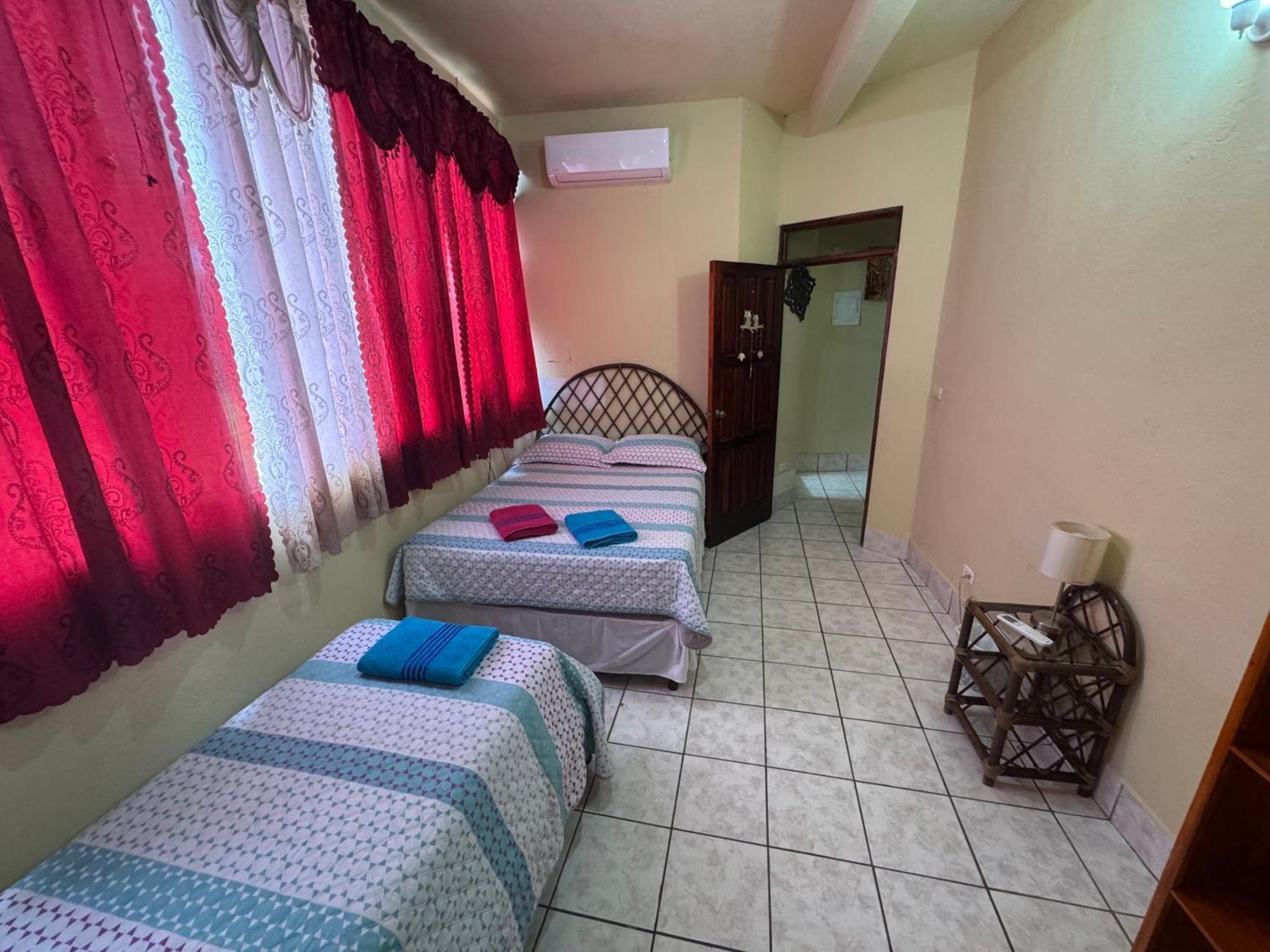 Hostal Los Girasoles By Hostal Inn ฟลอเรส ภายนอก รูปภาพ